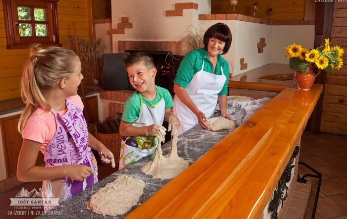 Otroke je treba od malega navdušiti za delo, tudi v kuhinji, kajne? (Foto: Jošt Gantar)
