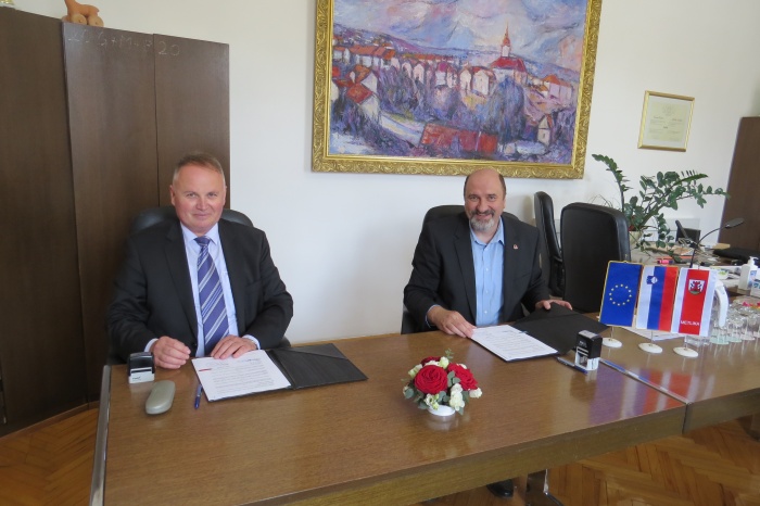 Pogodbo sta podpisala župan Darko Zevnik in direktor ljubljanskega podjetja TELEG-M Milovan Gazibarić. (Foto: Občina Metlika)