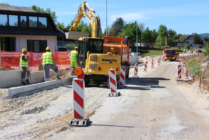 Prenova drugega odseka Šmihelske ceste naj bi bila končana julija. (Foto: M. Ž.)