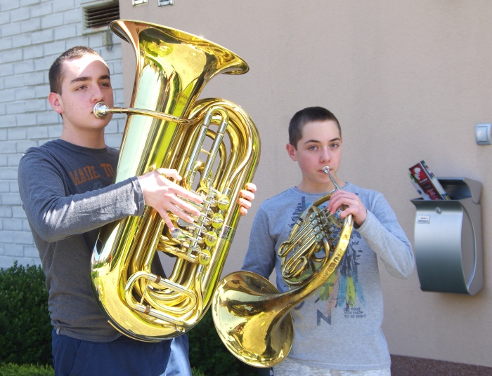   Učenca Glasbene šole Marjana Kozine Novo mesto Žiga in Gašper Gorenc vsak na svoj instrument pridno vadita tudi doma.