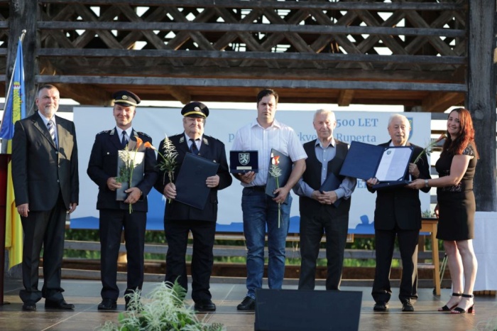 Občinski nagrajenci. Levo župan Andrej Martin Kostelec, skrajno desno pa Andreja Žago, predsednica odbora za priznanja.