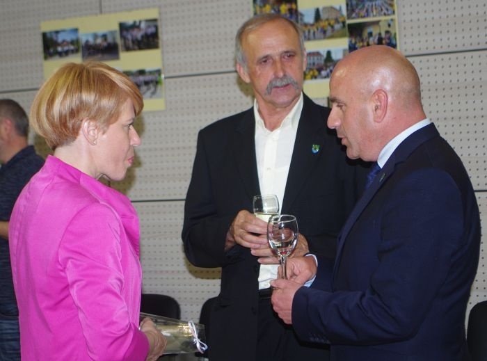 Ministrica Pivčeva ob obisku v šmarješki občini z županom Marjanom Hribarjem (na desni) in podžupanom Francem Anderličem (v sredini).
