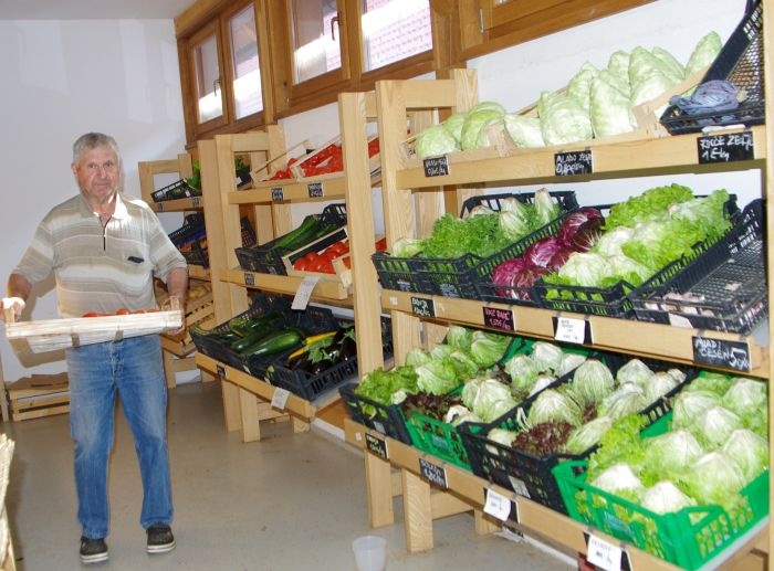Marjan Jurečič z zelenjavo, ki jo prodaja tudi trgovinici na njihovi domačiji.