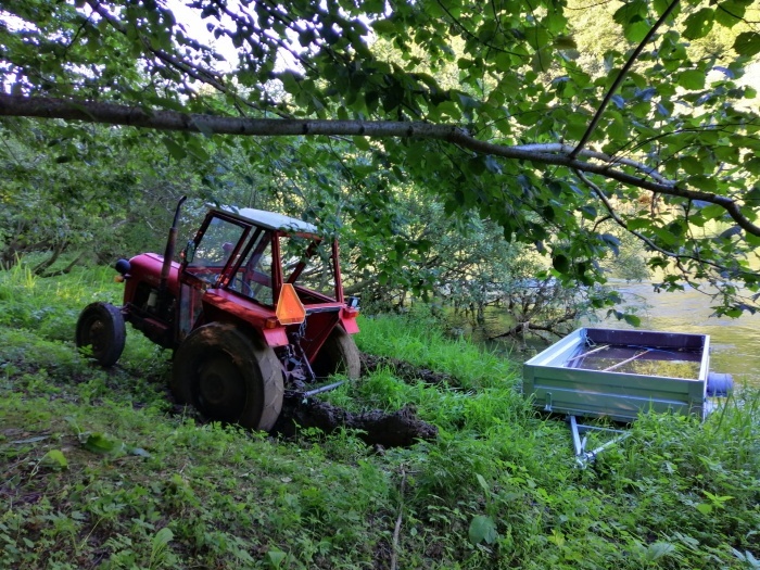 Traktor s prikolico so včeraj povlekli iz reke Krke. (Foto: PGD Dvor)