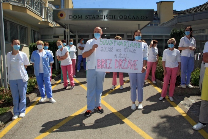 Protestu proti neurejenim razmeram v času epidemije so se konec aprila pridružili tudi zaposleni v DSO Novo mesto. (foto: arhiv DL)