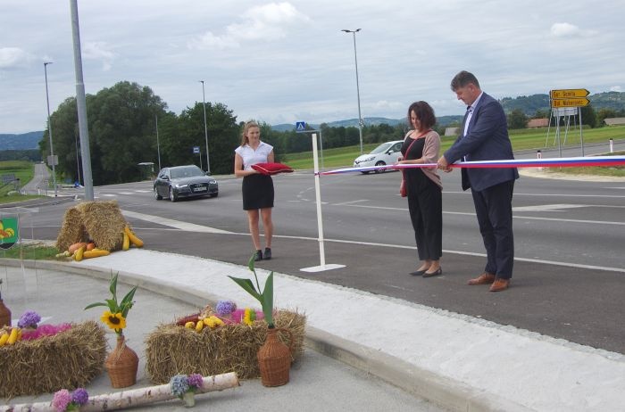 Prerez traku ob novi pridobitvi v Maharovcu: Karmen Praprotnik in Jože Simončič.