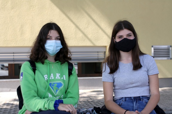 Zala Šribar (levo) in Nika Sotošek pred Šolskim centrom Novo mesto, kjer sta dijakinji 1. letnika kemijske srednje šole. (Foto: M. L.) M L