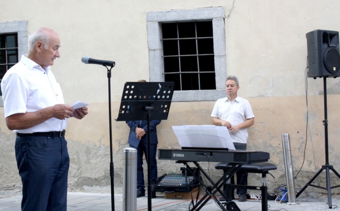 Jože Strmec (levo) je poudaril, da je Žabkar med drugim napisal več kot 1.000 pesmi, med katerimi jih je veliko posvetil Beli krajini. (Foto: M. L.)