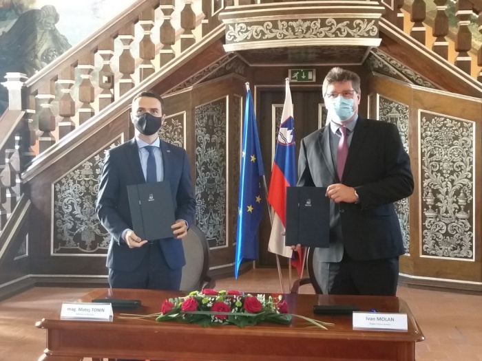 Brežiški župan Ivan Molan in minister za obrambo Matej Tonin (Foto: Občina Brežice)