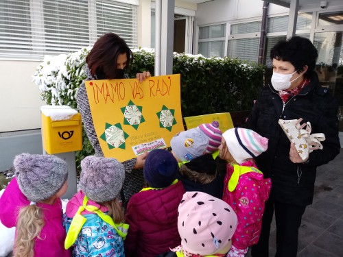 V petek so stanovalce obiskali tudi otroci vrtca Kekec. Zanje so ustvarili voščilnice in plakate z lepimi  mislimi. (Foto: DSO Novo mesto)