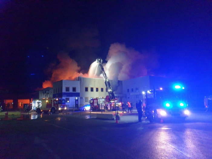 Požar v Trevesu gasi okoli 60 gasilcev trebanjske gasilske zveze (Foto: PGD Trebnje)