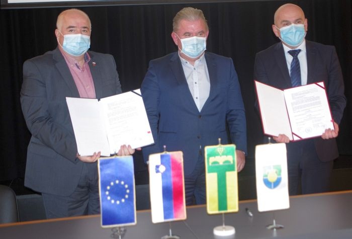 Sporazum o sodelovanju je podpisan - od leve proti desni: Jože Kapler, Andrej Vizjak in Marjan Hribar.