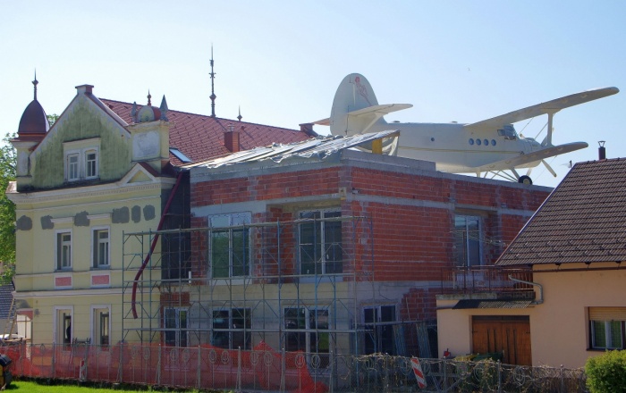 Obnovljena Karlovškova hiša, zraven pa prizidek, na strehi katerega so postavili letalo. (Foto: L. M.)