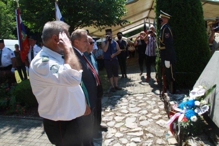 Venec k spomeniku osamosvojitvene vojne na Medvedjeku so položili trebanjski župan Alojzij Kastelic, predsednik OZVVS Trebnje Matjaž Malenšek in častni občan Občine Trebnje dr. Miha Japelj, ki je bil tudi slavnostni govornik na prireditvi.