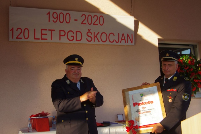 Plaketa Občine Škocjan PGD Škocjan - na levi župan Jože Kapler, na desni predsednik društva Robert Janežič.