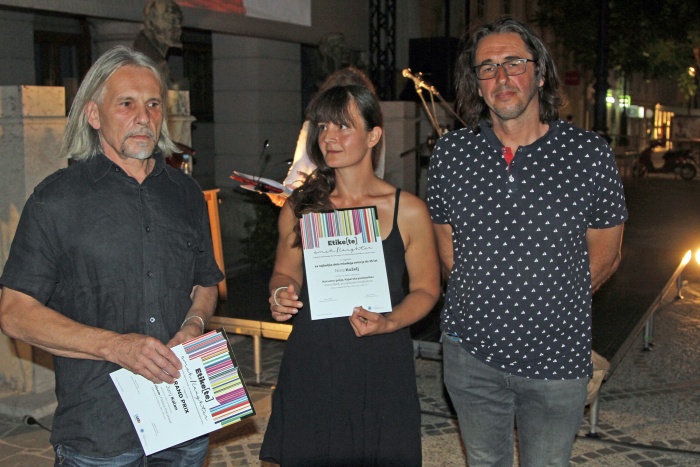 Jurij Kalan, prejemnik nagrade grand prix, Nina Koželj, dobitnica  nagrade za najboljše delo mladega avtorja, in Robert Lozar, predsednik  žirije (Foto: I. Vidmar)