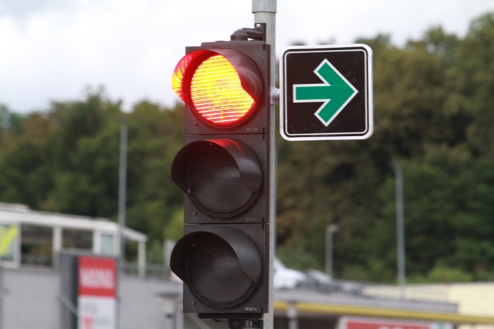 Kjer bo ob semaforjih nameščena dodatna črna tabla z zeleno puščico, bo v  križiščih ob rdeči luči dovoljeno zavijati desno. (Foto: R. N.)