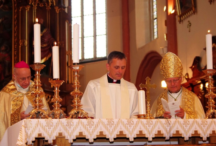 Na desni dosedanji novomeški škof msgr. Andrej Glavan
