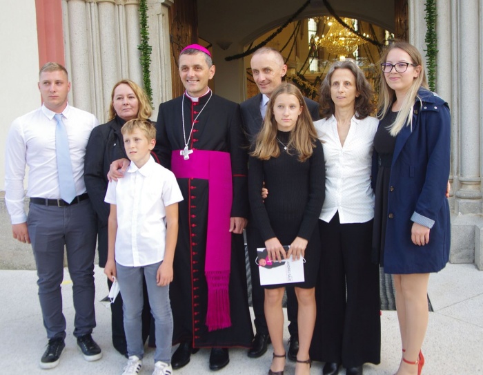 Škof s svojo družino, sestro Marjetko ter bratom Dragom z družino.