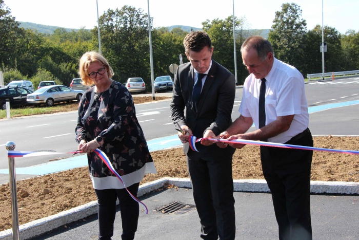 Trak so prerezali (z leve) direktorica Direkcije RS za infrastrukturo Ljiljana Herga, državni sekretar na Ministrstvu za infrastrukturo Aleš Mihelič in žipan Jože Papež. (foto: M. Ž.)