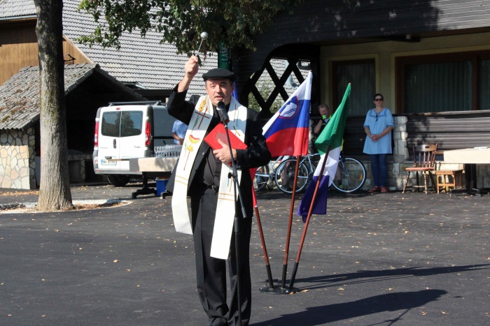 Blagoslov župnika Franca Vidmarja za varno pot po prenovljeni cesti