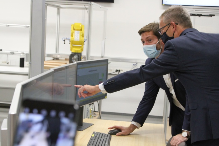 S klikom na miško je minister Mark Boris Andrijanič zagnal laboratorij za tovarne prihodnosti. (Foto: I. Vidmar)