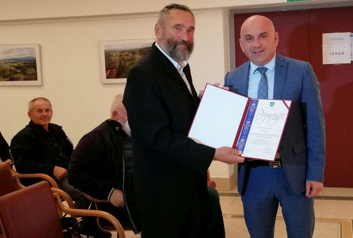 Župan občine Šmarješke Toplice Marjan Hribar je ob jubileju Domoznanskemu društvu Šmarjeta podelil županovo priznanje. Prejel ga je predsednik Jože Perše (na levi).
