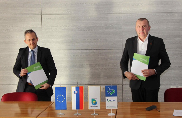 Pogodbo sta podpisala straški župan Dušan Krštinc in direktor podjetja KOP Brežice Dejan Bibič (Foto: M. Ž.)