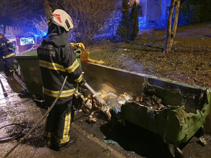 Sinoči je v Šmihelu v Novem mestu gorelo tudi v zabojniku za smeti. Eden je popolnoma uničen. (foto: PGD Šmihel)