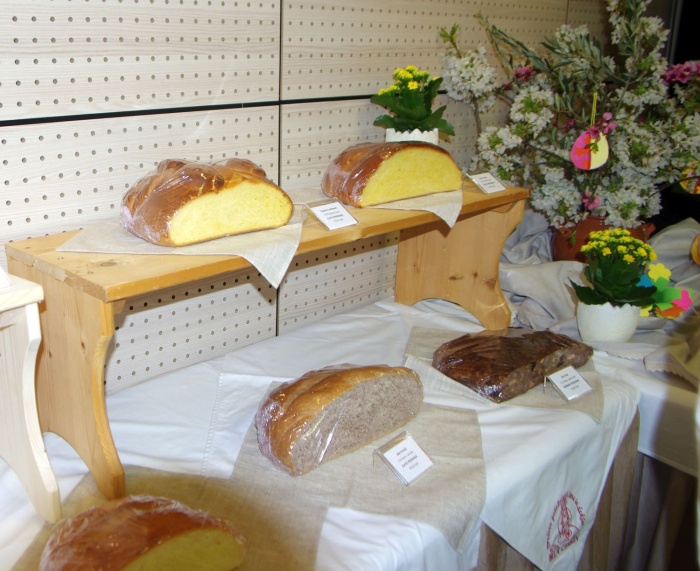 Pridne gospodinje so spekle najrazličnejše vrste kruha, no, na razstavi sodeluje tudi vse več moških pekov.