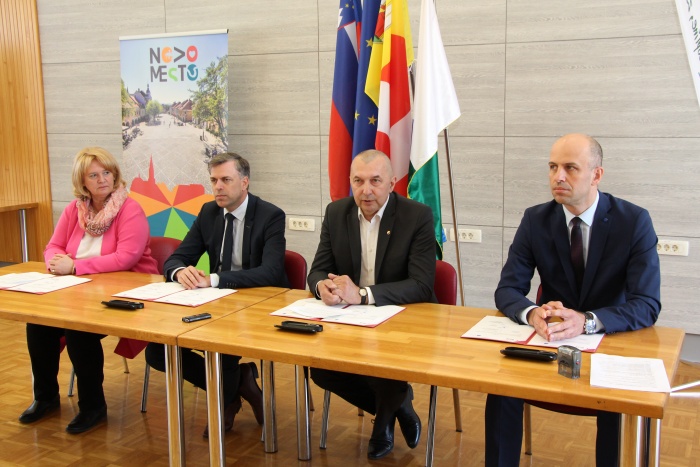 Podpisniki pogodbe za izgradnjo kolesarske povezave med Novim mestom in Stražo (foto: M. Ž.)