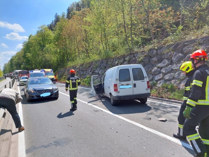 Nesreča na cesti Boštanj - Vrhovo (Foto: PGD Sevnica)