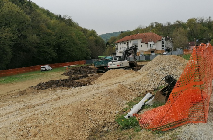 Gradnja 45 oskrbovanih stanovanj v Šmarjeških Toplicah se je začela. (Foto: L. M.)