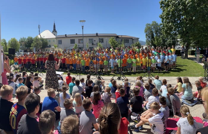 V Šentjerneju je včeraj skupaj zapelo preko dvesto osnovnošolskih otrok.