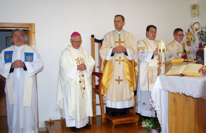 Slovesno mašo je vodil novomeški škof msgr. dr. Andrej Saje v prisotnosti upokojenega škofa msgr. Andreja Glavana ter drugih duhovnikov. Prvi na levi je mirnopeški župnik g. Janez Rihtaršič.