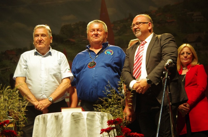 Peter Camloh (v sredini) je postal nov ambasador cvička. Na levi Miran Jurak, na desni pa Aleš Makovac, direktor Zavoda Novo mesto.