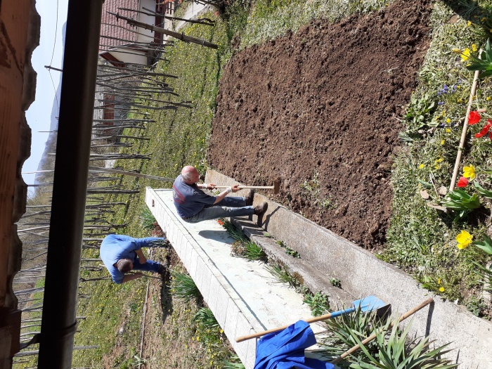 Prostovoljci pomagajo starejšim tudi na vrtu.