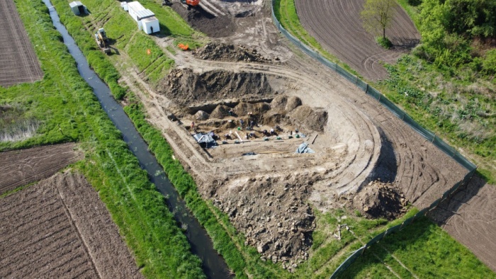 Pogled na prvi del izkopavanj protitankovskega jarka pri Mostecu v letu 2022 (Foto: Avgusta d.o.o.)