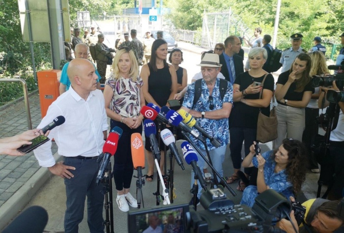 Nagovora ministrice in v. d. generalnega direktorja policije Boštjana Lindava so ob začetu odstranjevanja žice budno spremljali številni novinarji, tudi hrvaški. (Vse fotografije: arhiv DL; M. Glavonjić)
