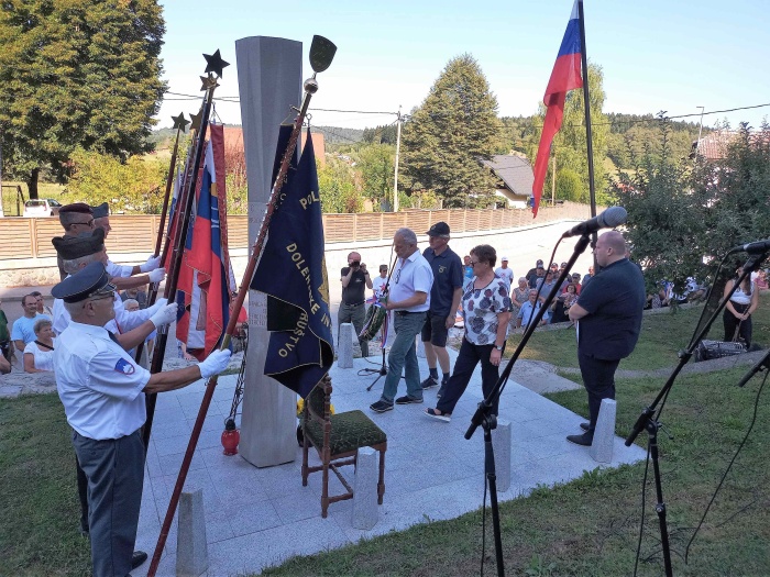 Venec k spomeniku je položil predsednik topliške borčevske organizacije Avgust Bradač. (Foto: F. K.)