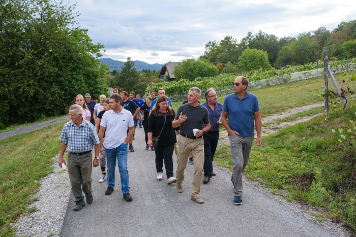 FOTO: V uporabo predali novo cesto na Brezovških vinogradih<strong> <br /></strong>
