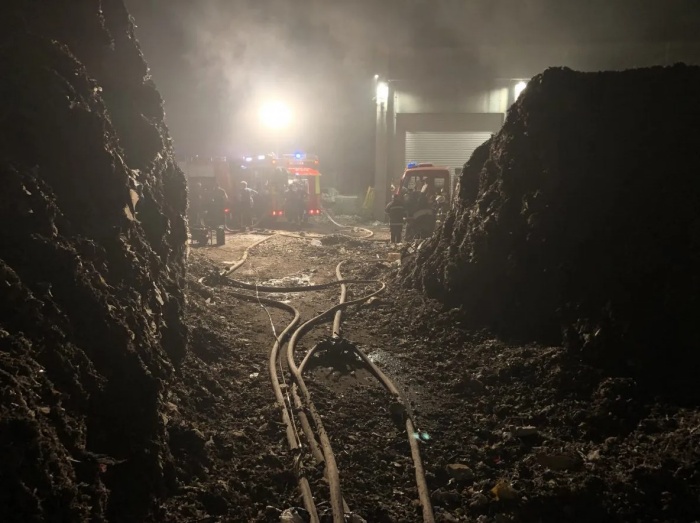 FOTO: Požar na deponiji v Spodnjem Starem Gradu po prvih ocenah brez večjih posledic
