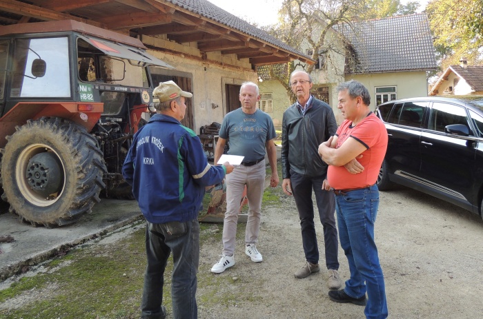 76-letni upokojenec (na levi) je bil vesel, ko so mu člani RCI prinesli prostovoljne prispevke, kot povračilo za plačano kazen. Hvaležen je za pomoč. Foto: Marko Kirar)