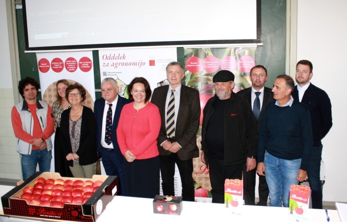 Na včerajšnji predstavitvi zaključka projekta (z leve): Marko Krošelj, Jerneja Jakopič, Andreja Brence, Franci Štampar, Tatjana Buzeti, prodekan Biotehniške fakultete Peter Bončina, Anton Koršič, Janez Pirc, Mauro Favot in Mario Šilec.