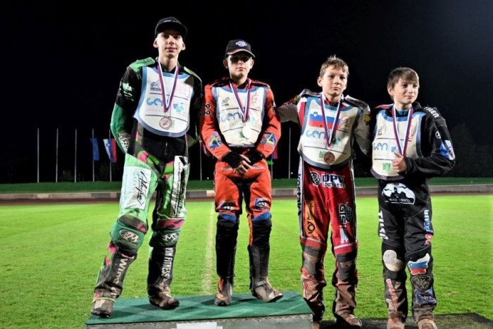 Mladi upi speedwaya z medaljami (od leve): Lovesi, Cerjak, Zorko in Bračko