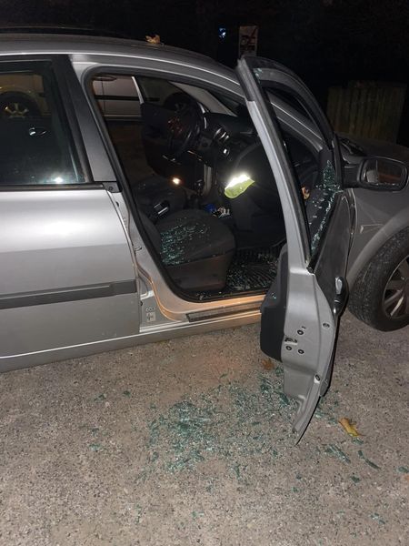 Sinoči so vlomili v avto na Otočcu (Foto: FB PKD)