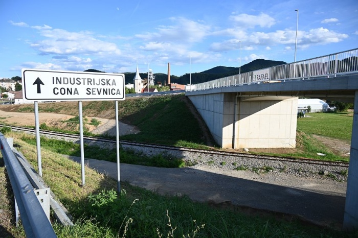 Nadvoz čez trebanjsko železniško progo v Sevnici odprt za promet