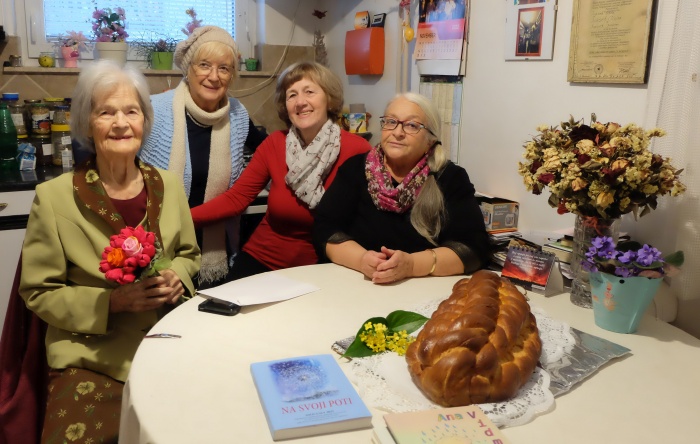 99-letni Antoniji Ivanež (na levi) so prišle voščiti njene literarne prijateljice: Anica Vidmar, Jožica Lukan in Terezija Balaževič iz DU Novo mesto mesto, sekcije Snovanja.
