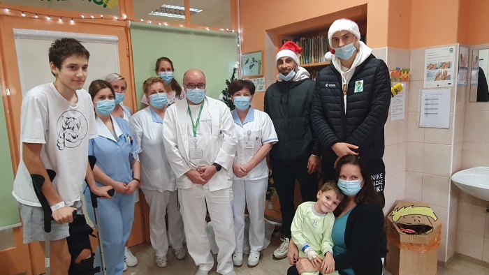 Košarkarja Krke z obiskom in darili razveselila otroke v novomeški bolnišnici