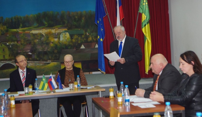 Bojan Avbar (v sredini) je kot predsednik OVK občine Škocjan predstavil volilne rezultate.